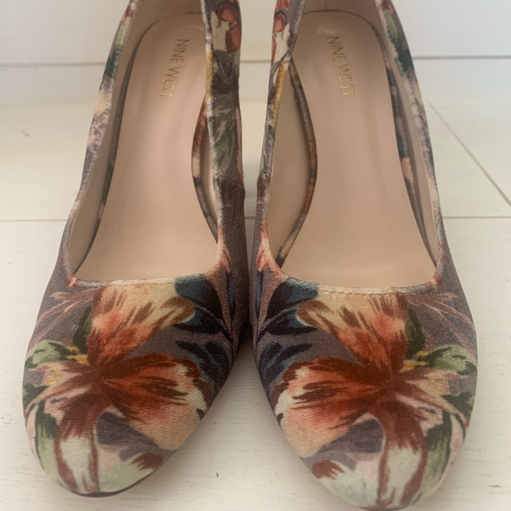 NWOT-Size 8 Nine West Block Heels Velvet Floral Print Autumn Colors